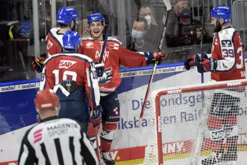 Rückkehrer Ruslan Iskhakov jubelt nach seinem Tor zum 2:0 für die Adler.