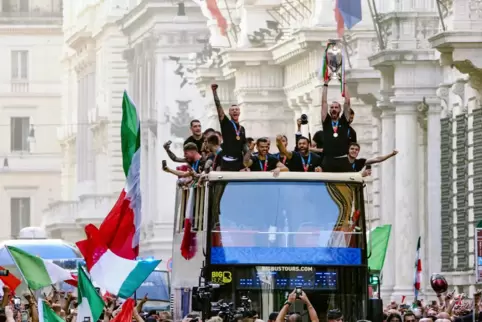 Am 12. Juli in Rom frenetisch von den Tifosi gefeiert: Italiens Fußballhelden nach der EM. Nun droht das Verpassen der WM. 