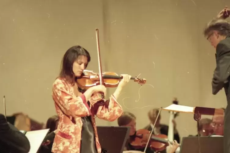 Viktoria Mullova am 24. September 1998 bei ihrem ersten und bislang einzigen Konzert in Pirmasens. Die Staatsphilharmonie Rheinl