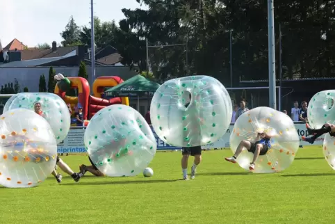 Erfreut die jungen Handballer: Bubble Ball.