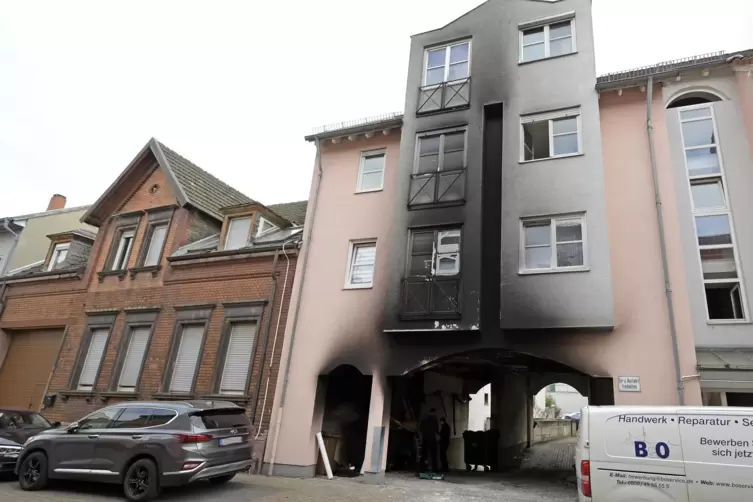 Besch&auml;digte Hauswand nach einem M&uuml;lltonnenbrand.