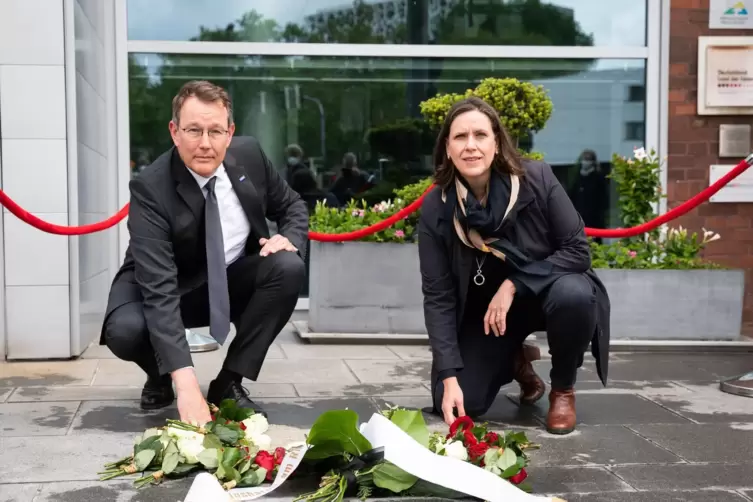 &bdquo;Stolperschwelle&ldquo; der BASF mit Michael Heinz (BASF-Manager) und Monika Kleinschnitger (Verein Stolpersteine). 