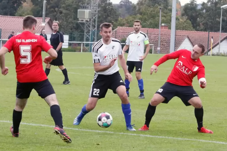 Pascal Weber (Mitte) wei&szlig;, wo das Tor steht: F&uuml;r den TuS Steinbach II/SV B&ouml;rrstadt erzielte er in der B-Klasse Kaiserslautern-Do