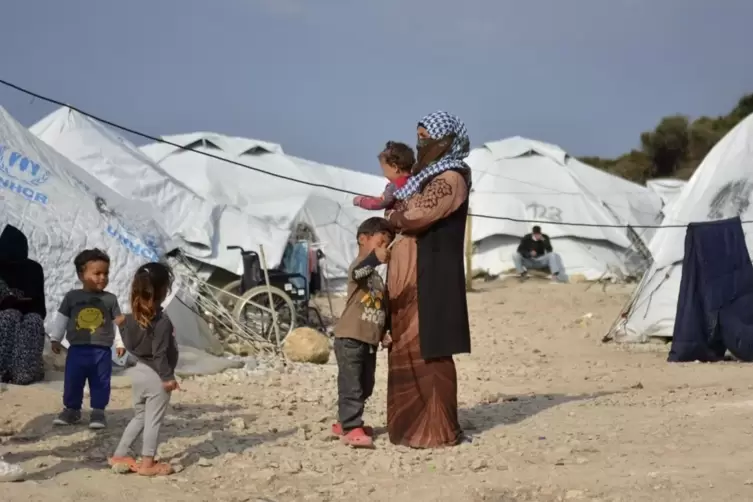 Eine Frau mit ihren Kindern in einem Flüchtlingslager auf Lesbos.