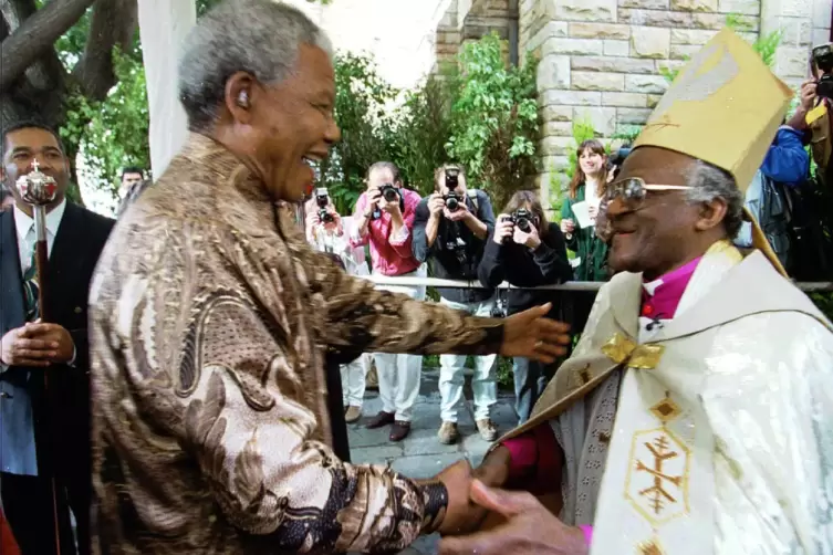 Zwei Friedensnobelpreisträger, vereint im Kampf gegen die Apartheid: Desmond Tutu (rechts) und der 2013 gestorbene Nelson Mandel