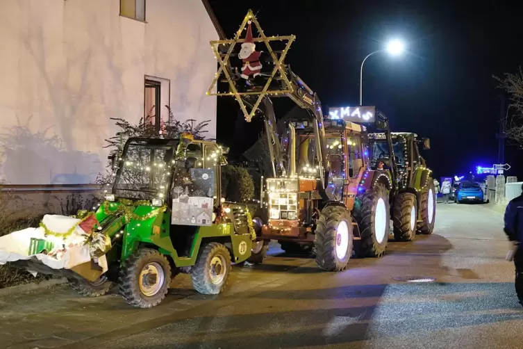 Der Zug l&auml;uft im Blieskasteler Stadtteil Altheim ein.