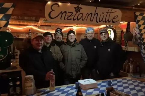 Die selbstgebaute Enzian-Hütte auf dem Bännjer Weihnachtsmarkt ist die Einnahmequelle für die Hilfsprojekte der „Enzianer“: (von
