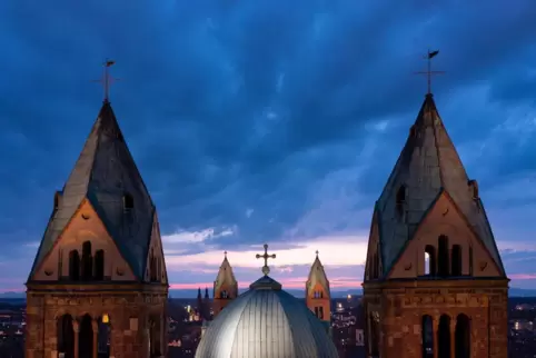 Besondere Veranstaltungsstätte: Blick über den Dom auf das dunkle Speyer.