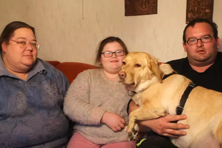 Monja, Elisa-Anna und Peter Hörner mit Familienhund Bella.