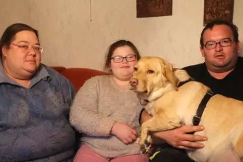 Monja, Elisa-Anna und Peter Hörner mit Familienhund Bella.