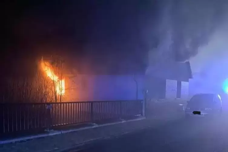 Flammen schlagen aus dem Haus, dicke Rauchschwaden h&auml;ngen in der Luft. Durch den Brand hat die kleine Familie alles verloren. 