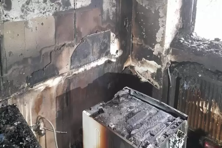 Vermutlich hat ein technischer Defekt in der Sp&uuml;lmaschine den Brand ausgel&ouml;st. 