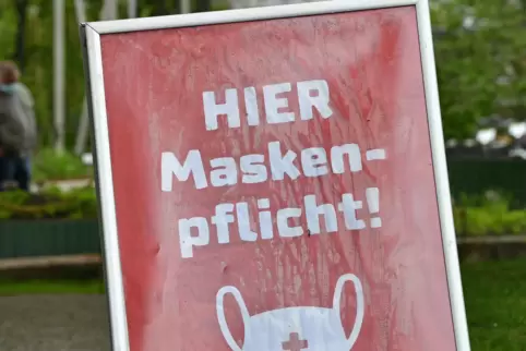 Es gibt verschiedene Schilder, die auf die Maskenpflicht hinweisen. Am Parkplatz-Eingang hätten sie gefehlt, sagt der Beschwerde