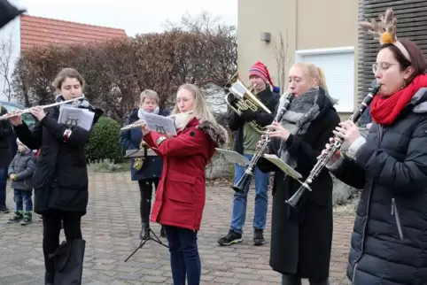 Trotz Regen spielten die Bläser des Musikvereins Iggelheim.