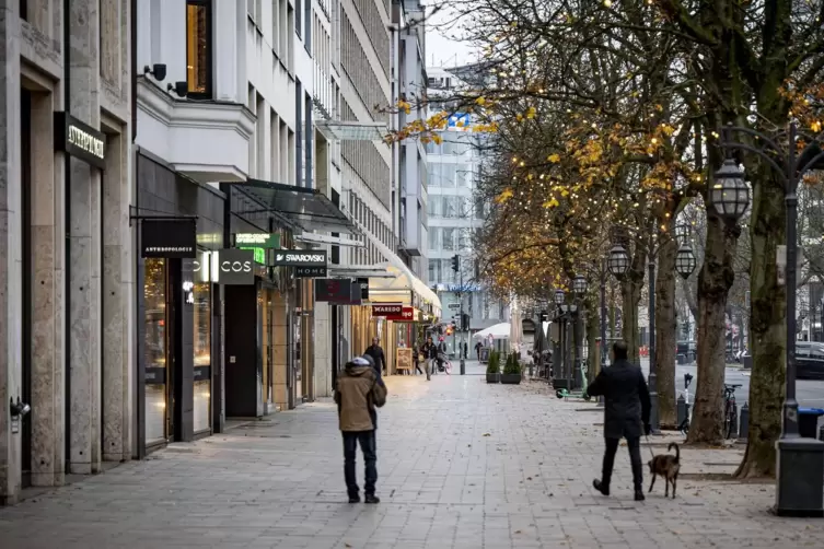 Wie hier in Düsseldorf blieben die Innenstädte auch in der Vorweihnachtszeit häufig recht leer.