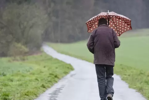 Das Jahr 2021 verabschiedet sich mit Schmuddelwetter. Und auch nach dem Jahreswechsel sollte man den Regenschirm besser nicht ve