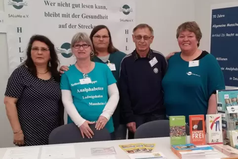 Mitglieder der Selbsthilfegruppe am Infostand: von links Encarnacion Del Brio, Gudrun Völker, Sirikit Schorer, Karlheinz Maurer 