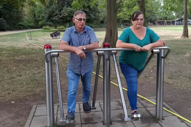 Beim Bewegungsprogramm im Ebertpark: Karlheinz Maurer und Sirikit Schorer.