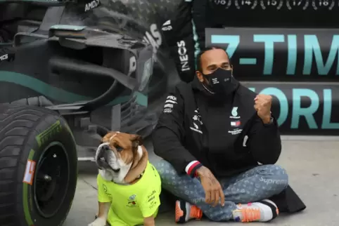 Unzertrennlich – auch in der Boxengasse: Lewis Hamilton und sein Hund Roscoe.