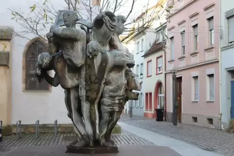 Hubert von Pilgrims Brunnen in der Kronstraße liefert Stadtgeschichte auf kleinen Raum. 