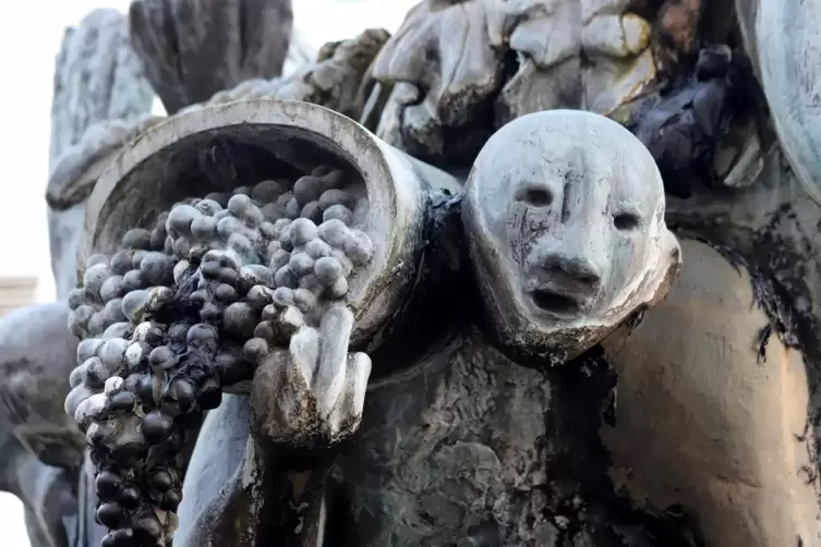 Ein Hottentr&auml;ger steht f&uuml;r die Weinregion.
