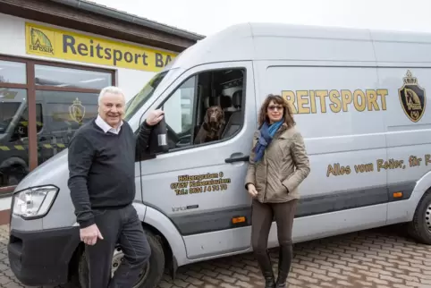 Knut und Stefanie Bassler verabschieden sich mit Hund Lotte in den Ruhestand.