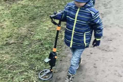 Emerick setzt sein Geschenk sofort ein. 