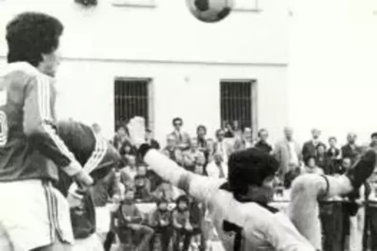 Paul Germann (rechts) mit einem Fallrückzieher 1973 im Spiel gegen den Ludwigshafener SC.