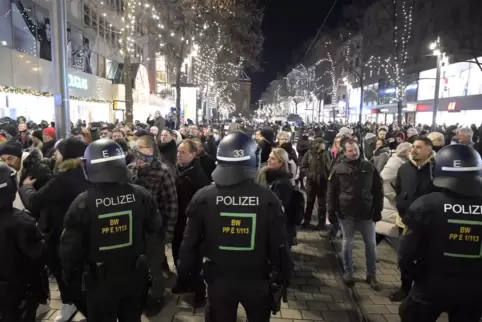 Ein Großaufgebot der Polizei ist zweimal im Einsatz.