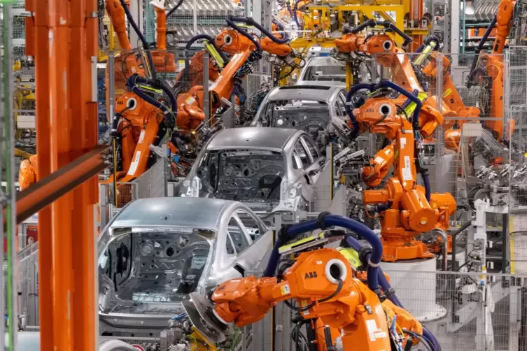 Roboter von ABB arbeiten an der Karosserie von verschiedenen BMW-Modellen im Stammwerk in München. 