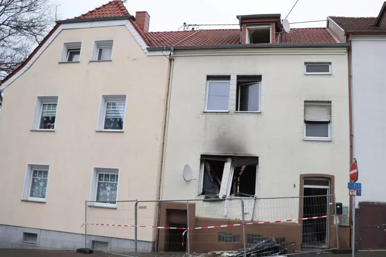 In diesem Haus in der Georgstraße in Neunkirchen gab es am Montag gegen 12 Uhr eine heftige Gasexplosion, bei der ein Mann schwe