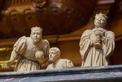 Theologen sagen, bei den Gaben der Drei Heiligen Könige gehe es um die sinnbildliche Bedeutung. Das Foto zeigt die Holzfiguren d