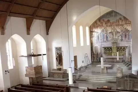 In einem strahlenden Weiß präsentiert sich der Innenraum der katholischen Kirche Sankt Katharina nach seiner Sanierung.