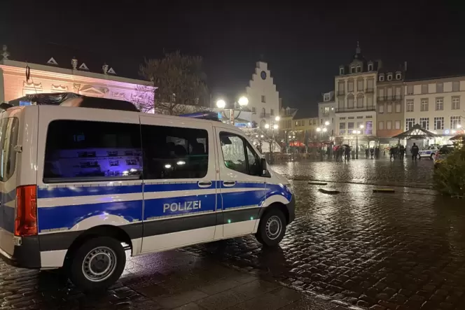 Auf dem Rathausplatz in Landau hatten sich zwar etwa 60 mutmaßliche Spaziergänger in Kleingruppen versammelt, aber sie konnten n