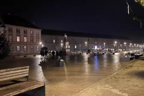 Die wenigen Spaziergänger verlieren sich auf dem Platz.