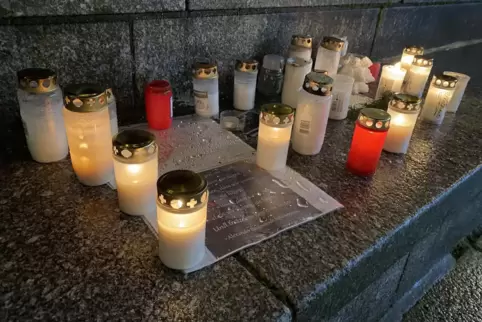 Römerplatz: Grablichter gegen die Maßnahmen zur Eindämmung der Corona-Pandemie. Römerplatz: Grablichter gegen die Maßnahmen zur Eindämmung der Corona-Pandemie.