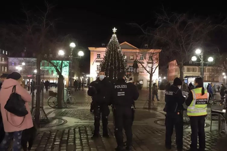 Das Foto zeigt eine Szene des „Montagsspaziergangs“ auf dem Landauer Rathausplatz am 20. Dezember.