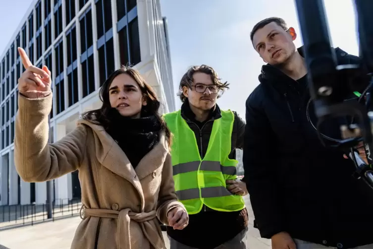Mannheim als ideale Kulisse: Silviana Ursu (von links), Tim Eickhoff und Tim Grau bei den Dreharbeiten zu dem Kurzfilm „2030“.