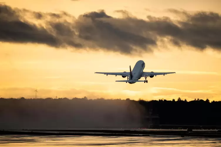 Viele nutzen das Flugzeug für Reisen ins Urlaubsdomizil: Doch der Flugtourismus sorgt auch für einen hohen CO2-Ausstoß. 
