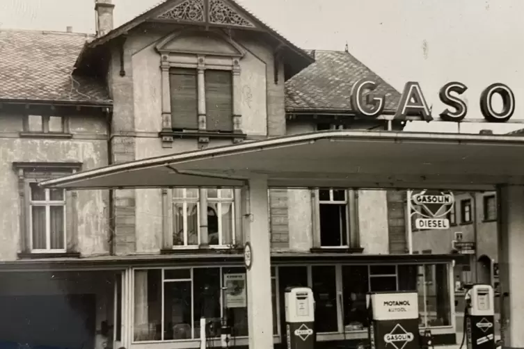 In den 1950er-Jahren stand noch &bdquo;Gasolin&ldquo; &uuml;ber den Zapfs&auml;ulen. 