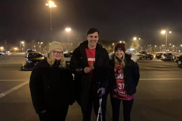 Da ist das Ding: Jannek Klein mit der Auszeichnung.