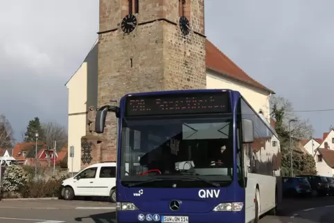 Ein blauter QNV-Bus in Godramstein. 
