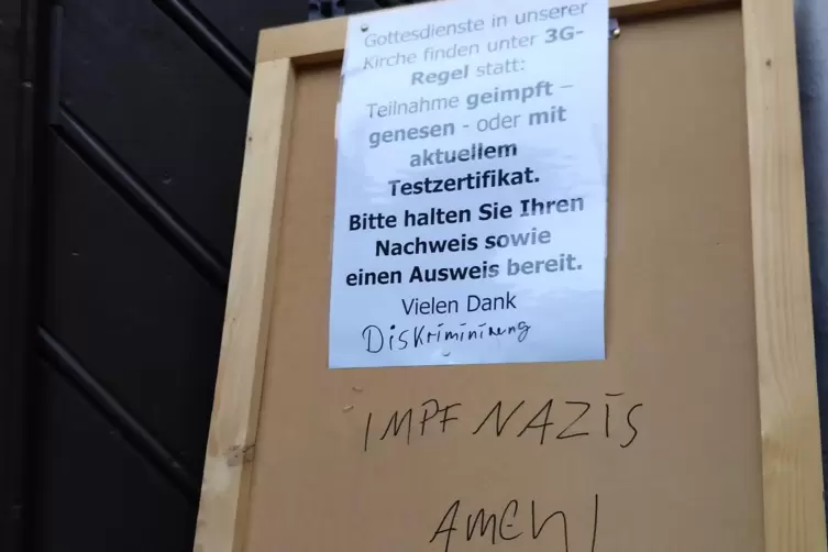 Das beschmierte Hinweisschild am Eingang.