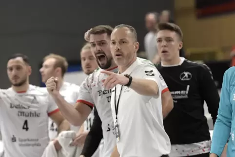 Schon jubeln können: Trainer Matthias Polifka (Zweiter von rechts) und die HSG Friesenheim-Hochdorf.