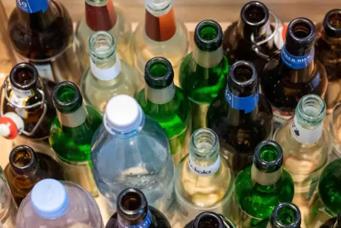 Egal, ob kohlesäurehaltiger Inhalt oder nicht: ab Januar sind alle Einweg-Plastikflaschen pfandpflichtig. 
