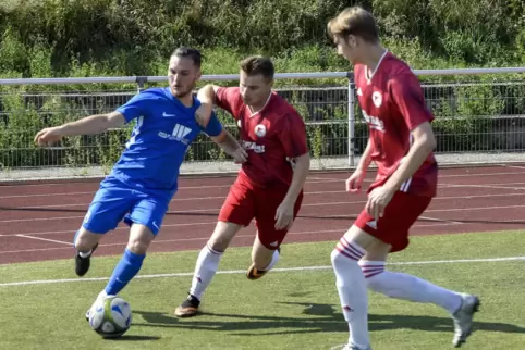 Nico Schubert (links) hat in dieser Saison schon 18-mal für den TuS Wachenheim getroffen. Zwei der Tore stammen aus dem Spiel ge