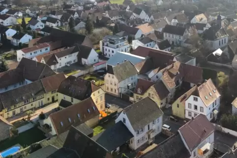 Der Dammheimer Ortskern wird von giebelständigen Häusern geprägt. 