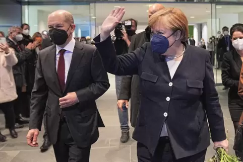 Amtsübergabe am 8. Dezember im Kanzleramt: Angela Merkel winkt zum Abschied, Sozialdemokrat Olaf Scholz folgt ihr als Chef der B