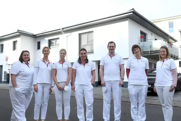 Das Praxisteam (von links): Christine Kiktenko, Bianca Rathmann, Jenny Graf, Sonja Bürcky, Christian Niwa, Alexandra Koppe und M