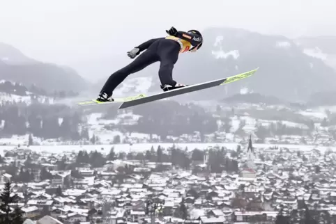 Über den Dächern von Oberstdorf – zumindest vermeintlich. Hier Karl Geiger in der Qualifikation.